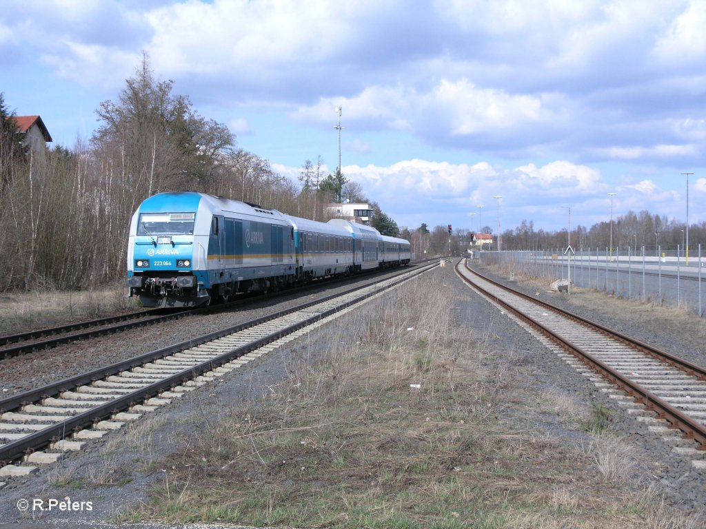 223 064 zieht den morgentlichen Alex nach Mnchen durch Wiesau/Oberpfalz. 03.04.2010