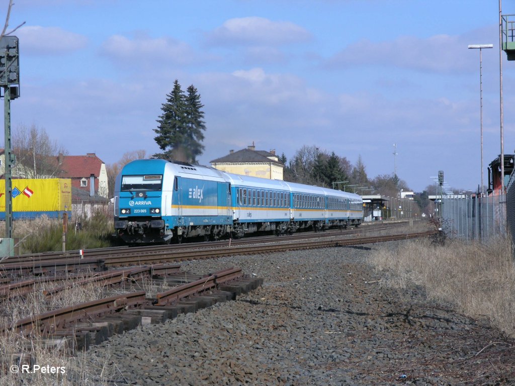 223 065 beschleunigt in Wiesau/Oberpfalz den ALX37979 nach Mnchen. 21.03.09
