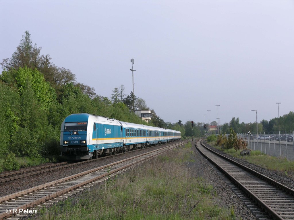 223 066 erreicht Wiesau/Oberpfalz mit den ALX37977 nach Mnchen. 09.05.09