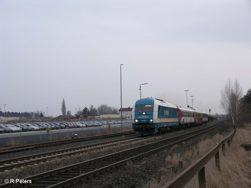 223 067 durchfhrt Wiesau/Oberpfalz mit eine rAlex-Wagen berfhrung. 14.03.09