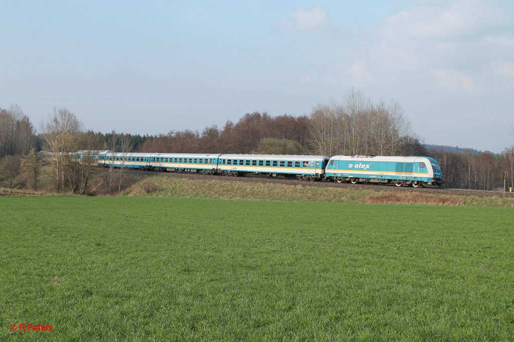 223 067 mit dem ALX84121 Hof - Mnchen in der Kurve bei Oberteich. 21.04.13