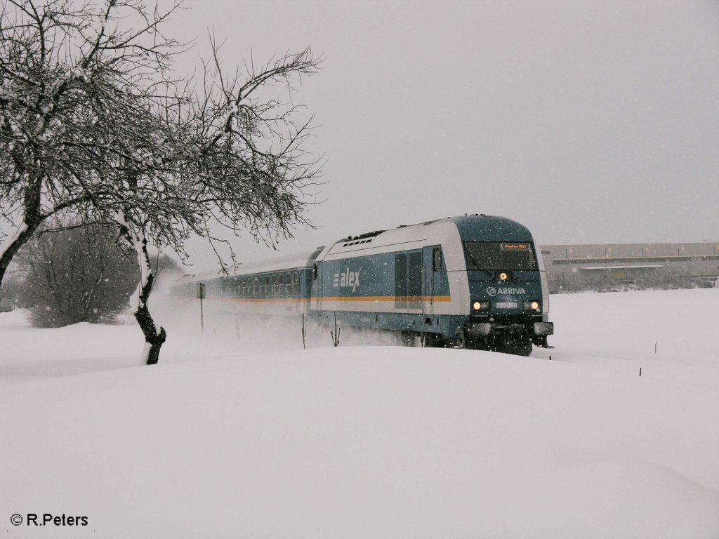 223 068 kmpft sich bei Flecken durch den schnee in Richtung Immenstadt. 24.02.09