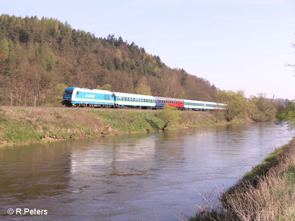 223 070 zieht bei Nabburg den ALX37979 nach Mnchen. 27.04.08
