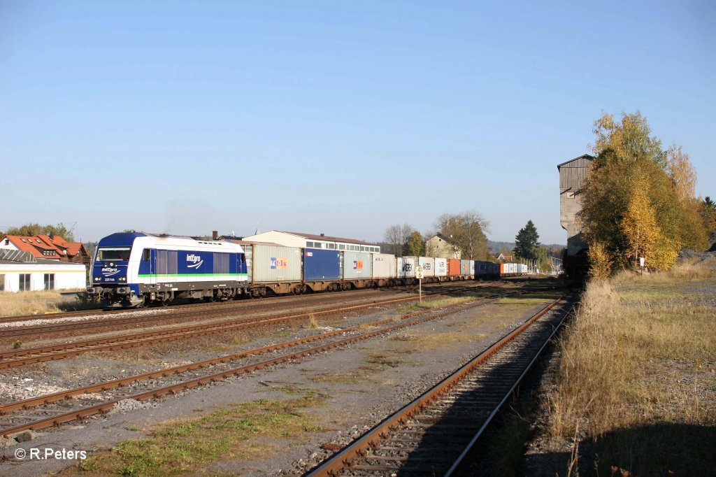 223 144 mit dem Containerzug vom ATW nach Hof in Pechbrunn. 17.10.11