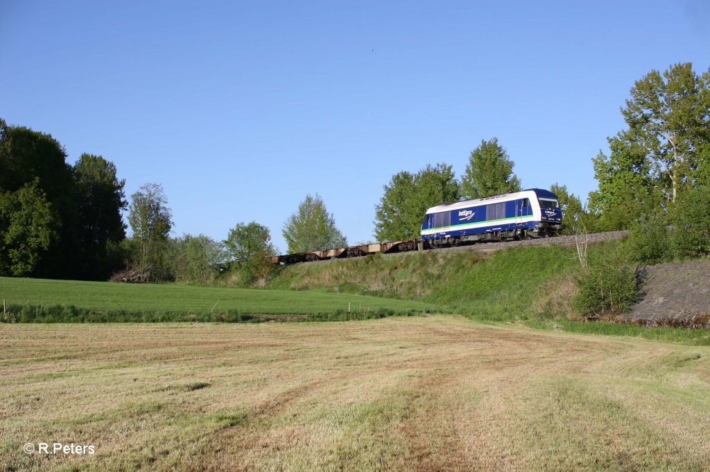 223 144 mit dem Containerzug ATW Wiesau - Nrnberg sdlich von Wiesau. 17.05.12