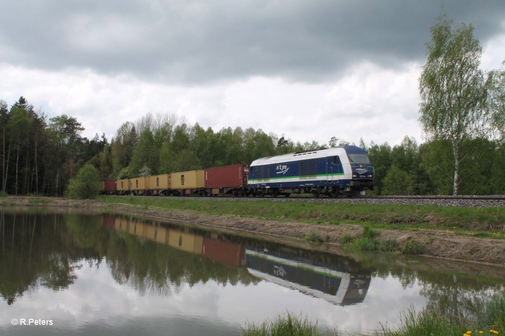 223 144 mit dem Containerzug Schweinfurt - Wiesau kurz vor ihrem Ziel .10.05.13