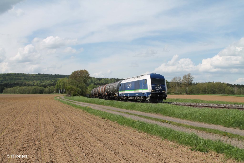 223 144 mit dem Kesselzug Marktredwitz - Ingolstadt bei Oberteich. 15.05.13