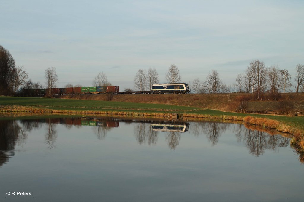 223 152 mit Containerzug Wiesau ATW - Schweinfurt sdlich von Wiesau. 17.04.13 Version 2