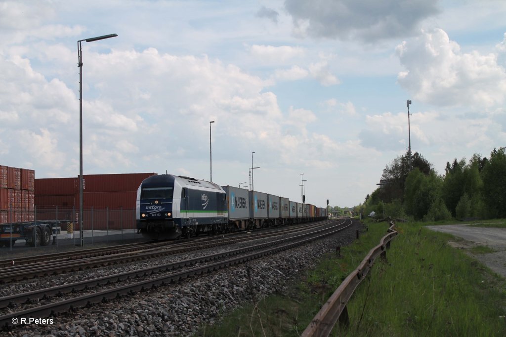 223 152 mit dem Containerzug Schweinfurt - Wiesau am Zielort. 15.05.13