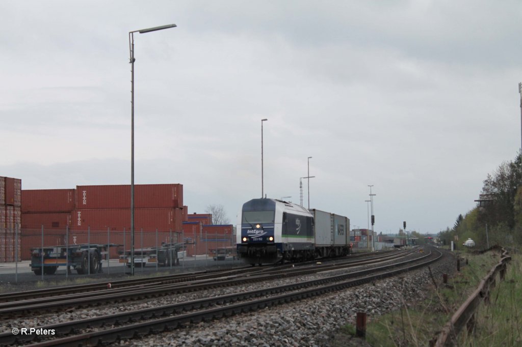 223 152 rangier mit dem Containerzug in Wiesau. 29.04.13