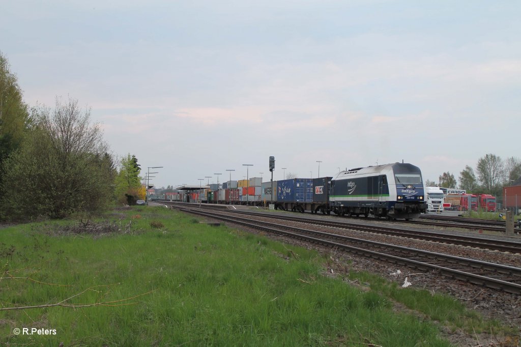 223 152 verlsst Wiesau mit dem Containerzug ATW Wiesau - Schweinfurt. 05.05.13