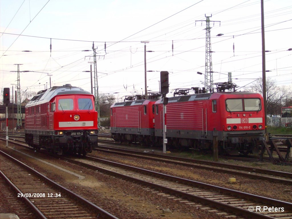 232 117-2 wartet am rotem Signal wrend die beidne 114er auf neue Leistung warten. 29.03.08