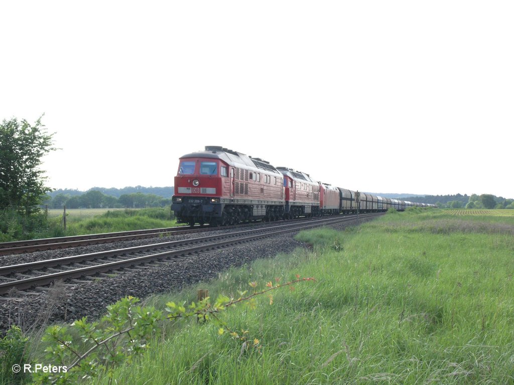 232 209-7 mit einer Schwester Maschine und 185 und Umleitergterzug bei Zeitlarn. 29.05.10