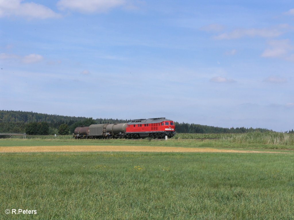 232 472-1 berfhrt bei Oberteich 3 Gterwagemn in Richtung Weiden. 15.08.09
