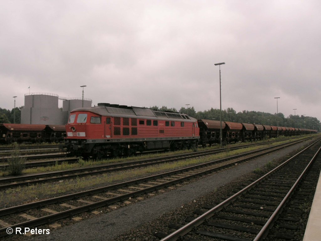 232 544-7 wartet mit ein Schotterzug in Marktredwitz. 23.07.08