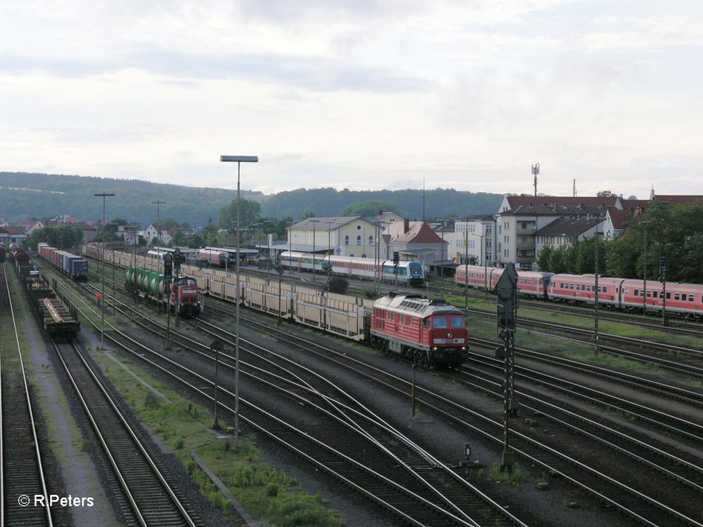 232 703-9 mit dem leerem Autozug in Schwandorf. 26.05.10