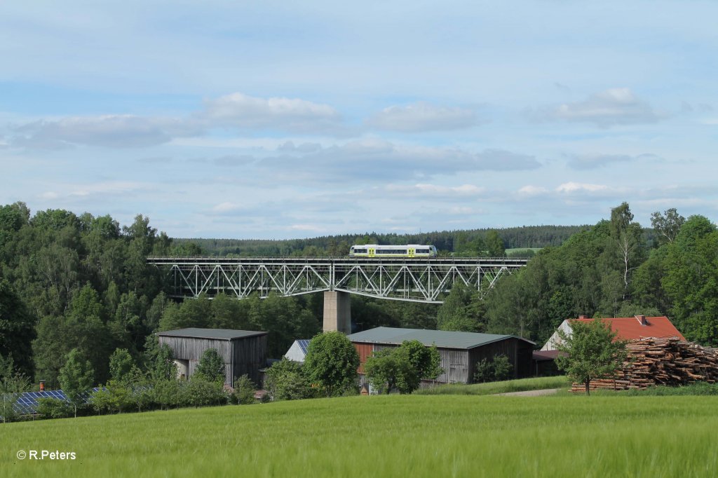 233 217-9 beschleunigt und verlsst mit dem morgentlichen 45367 NN - Cheb den Bahnhof Wiesau. 14.06.13