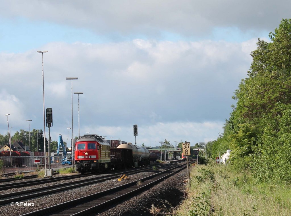 233 217-9 mit dem morgentlichen 45367 NN - Cheb beim warten auf die berholung durch 612er mit RE und Vogtlandbahnin Wiesau. 14.06.13