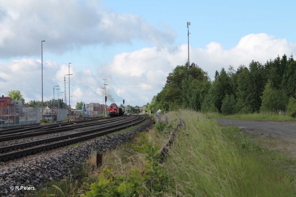 233 217-9 mit dem morgentlichen 45367 NN - Cheb beim warten auf die berholung durch 612er mit RE und Vogtlandbahnin Wiesau. 14.06.13