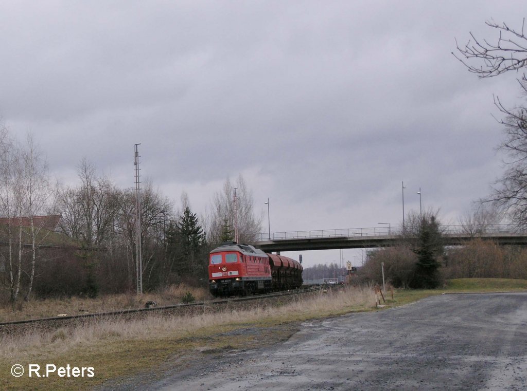 233 232 zieht ein Schotterzug durch Wiesau/Oberpfalz. 27.03.09