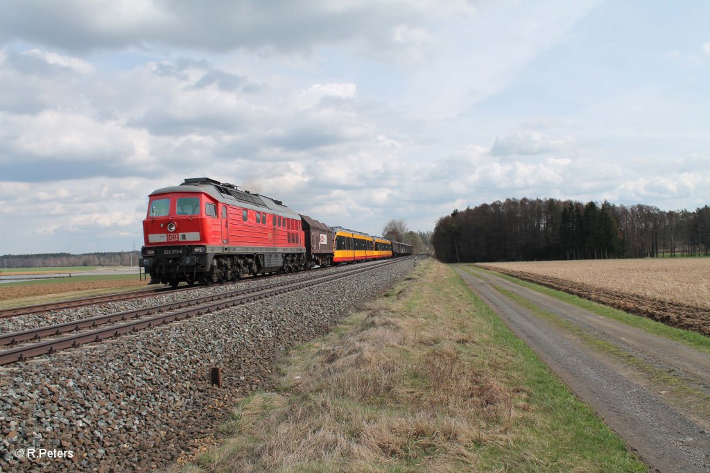 233 373-0 mit dem 48984 Straenbahnwagen-berfhrung von Wien nach Bautzen bei Oberteich. 17.04.13