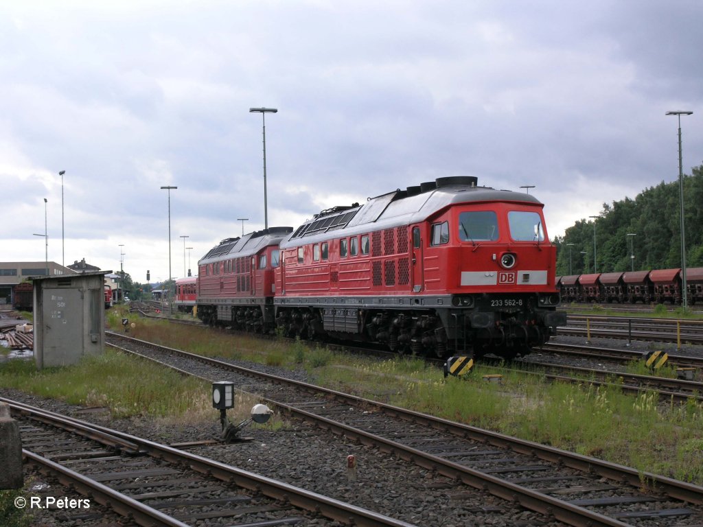 233 562-8 und 233 625-3 stehen in Marktretwitz abgestellt. 11.06.09