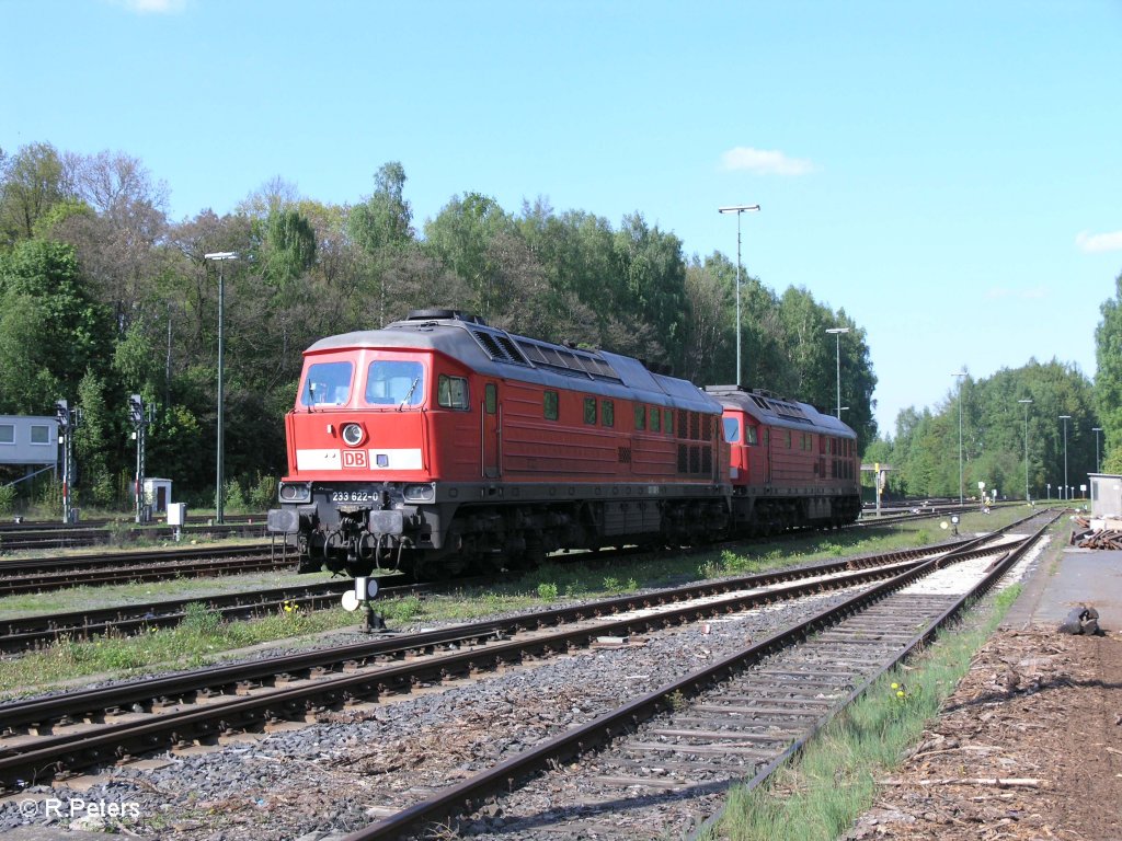 233 622-0 und eine Schwester Maschine stehn am 02.05.09 in Marktredwitz abgestellt. 02.05.09