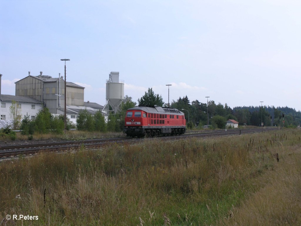 233 698-0 rollt solo durch Wunsiedel-Holenbrunn in Richtung Hof. 25.08.09