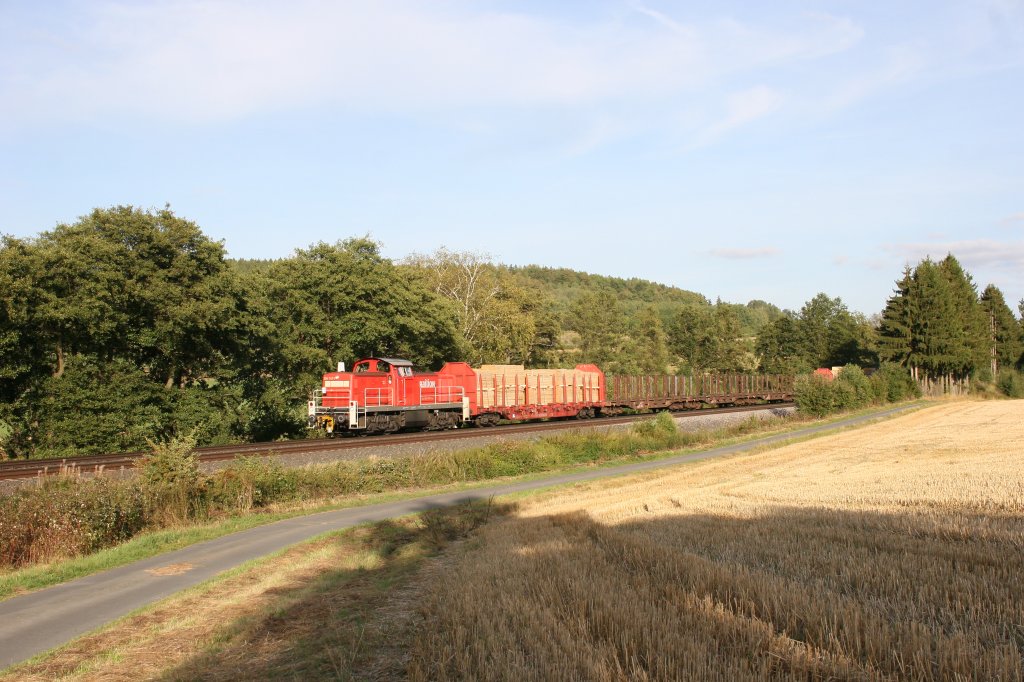 294 747-1 mit der Holzbergabe aus Wiesau nach Marktredwitz bei Lengenfeld. 06.04.12