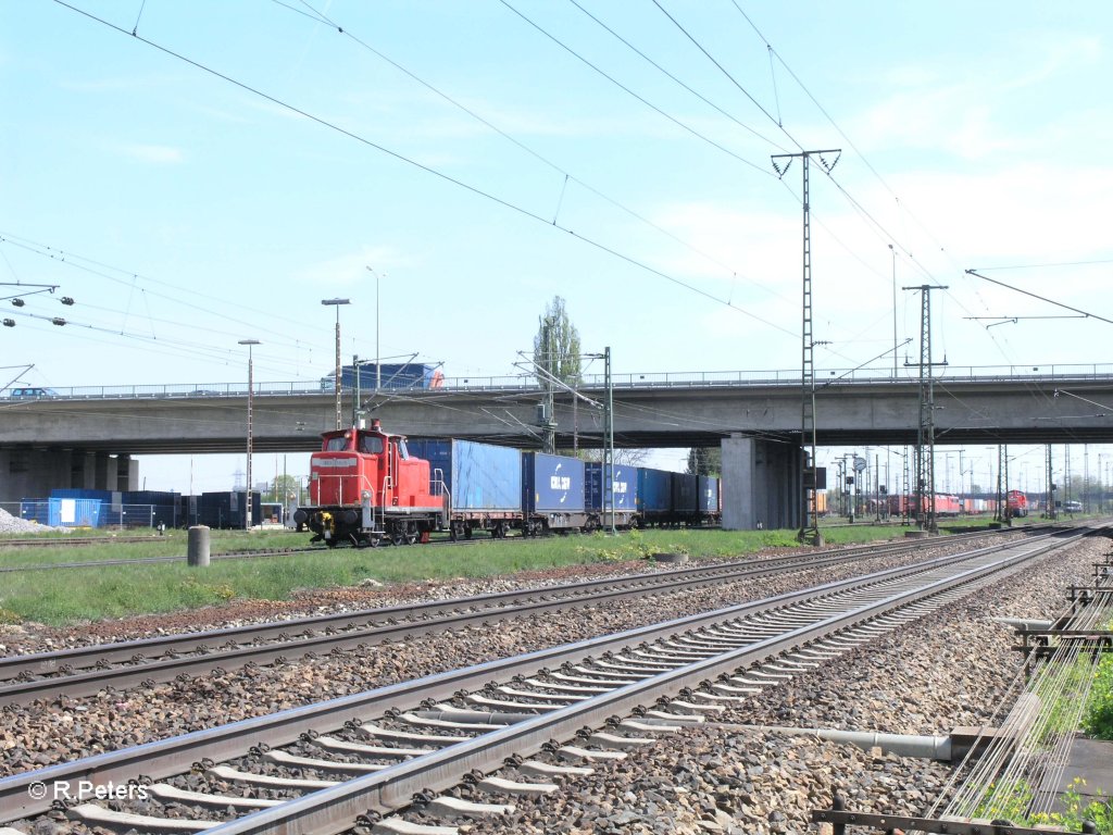 363 116-9 rangiert in Regensburg Ost mit einem Containerzug. 29.04.10