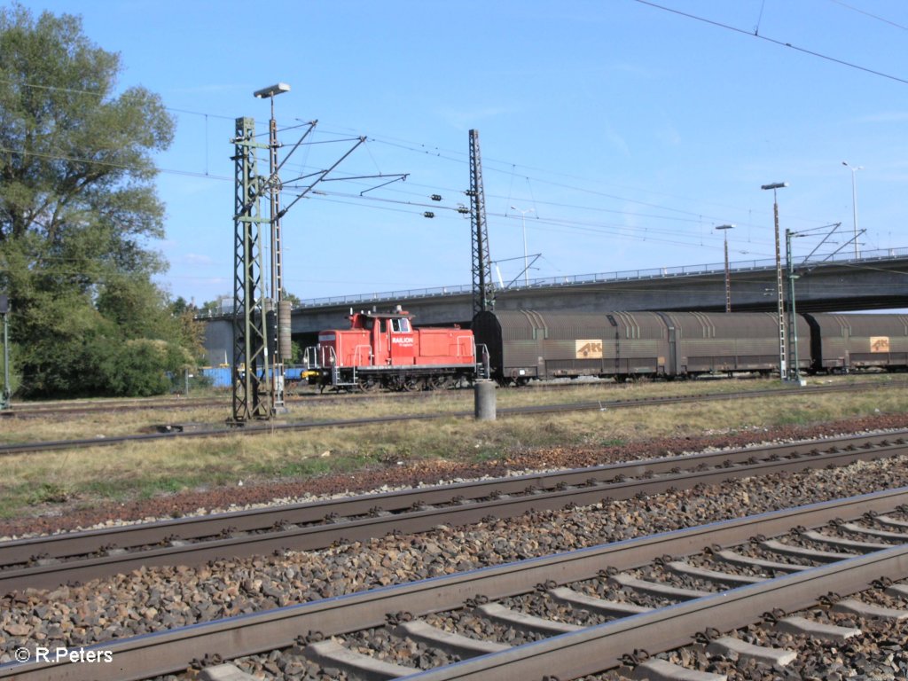 363 678-4 rangiert Autotransportwagen zusammen. 09.09.09