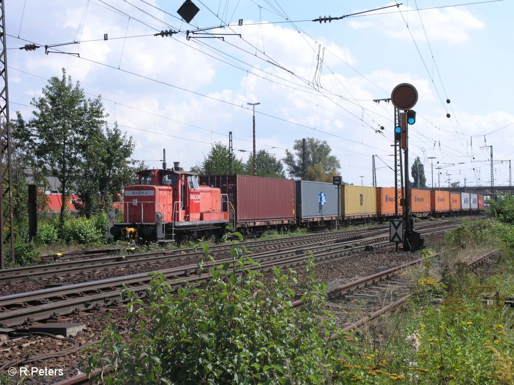 363 678-4 rangiertin Regensburg Ost mit ein Containerzug. 27.08.09