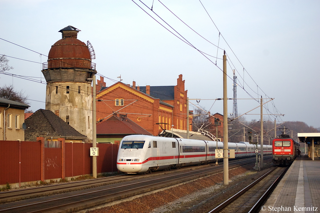 401 503-8  Neu Isenburg  als ICE 873 von Berlin Ostbahnhof nach Basel SBB und die 112 186 mit dem RE2 (RE 37383) nach Cottbus in Rathenow. 24.11.2011