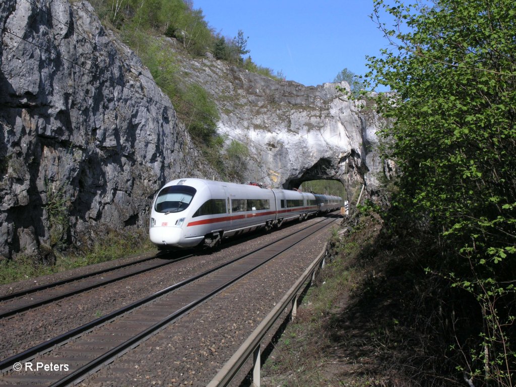 411 052-4  Travemnde  zieht als ICE21 Frankfurt/Main - Wien durchs Felsentor. 29.04.10