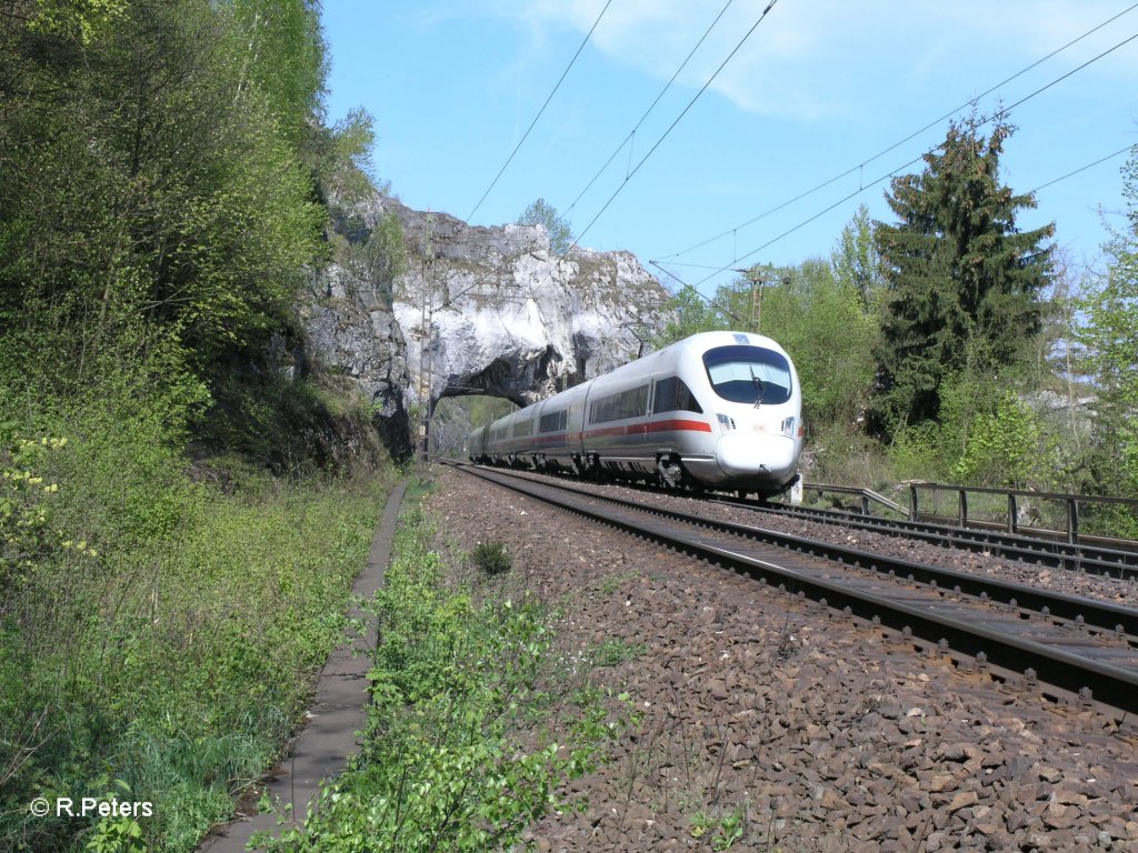 411 061-5  Andernach  zieht als ICE 228 Wien - Frankfurt/Main durchs Felsentor. 29.04.10