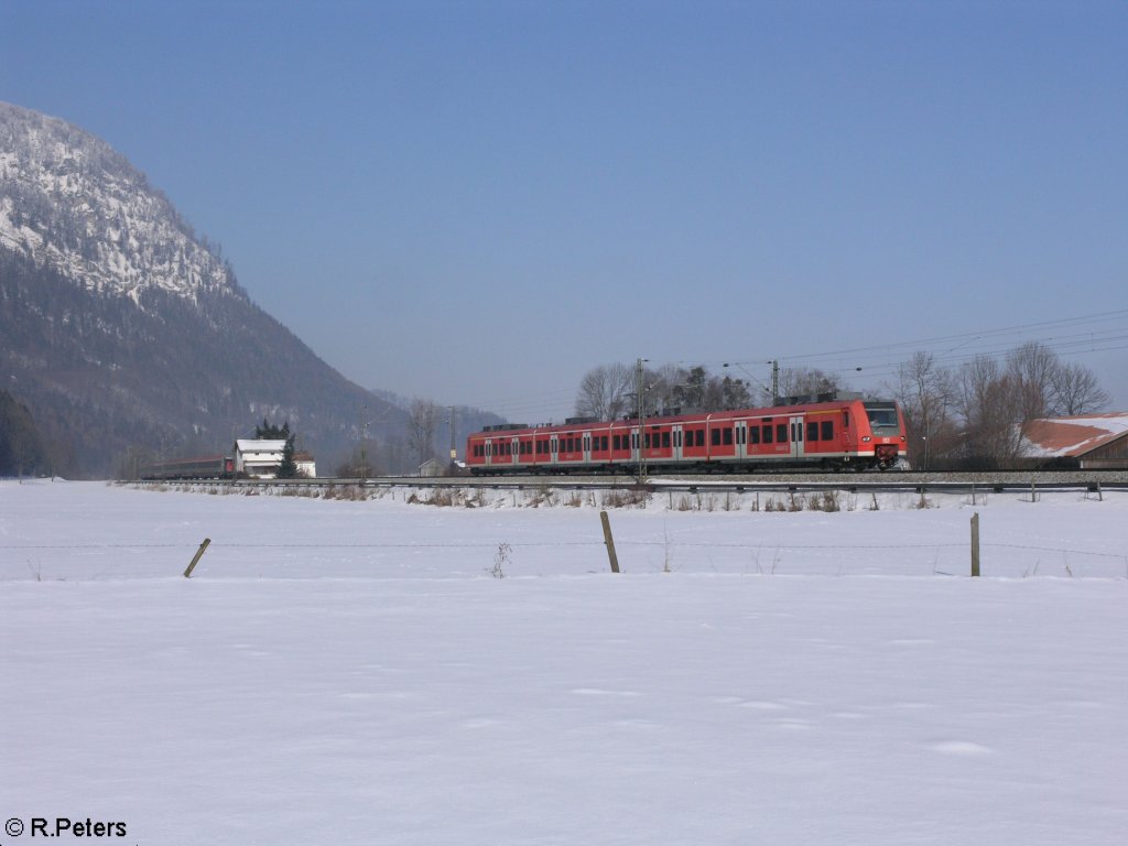 425 126 zieht als RB nach Kufstein bei Niederaudorf. 16.02.10