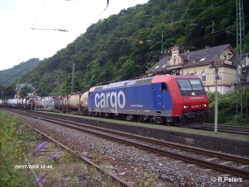 482 002-3 erreicht Bacharach mit ein Intermodalzug. 26.07.08