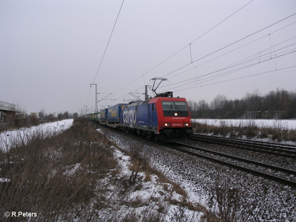 482 040-3 zieht ein LKW-Walter bei Obertraubling in Richtung Passau. 09.01.10