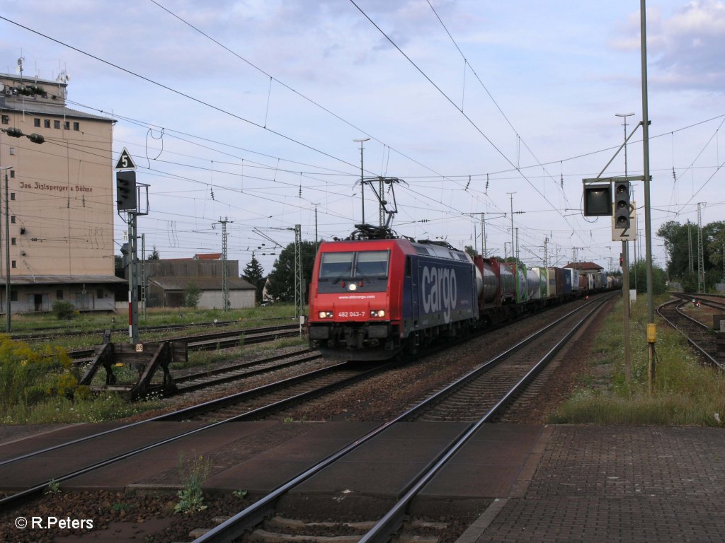 482 043-7 erreicht Plattling mit ein Intermodalzug aus sterreich. 08.08.09