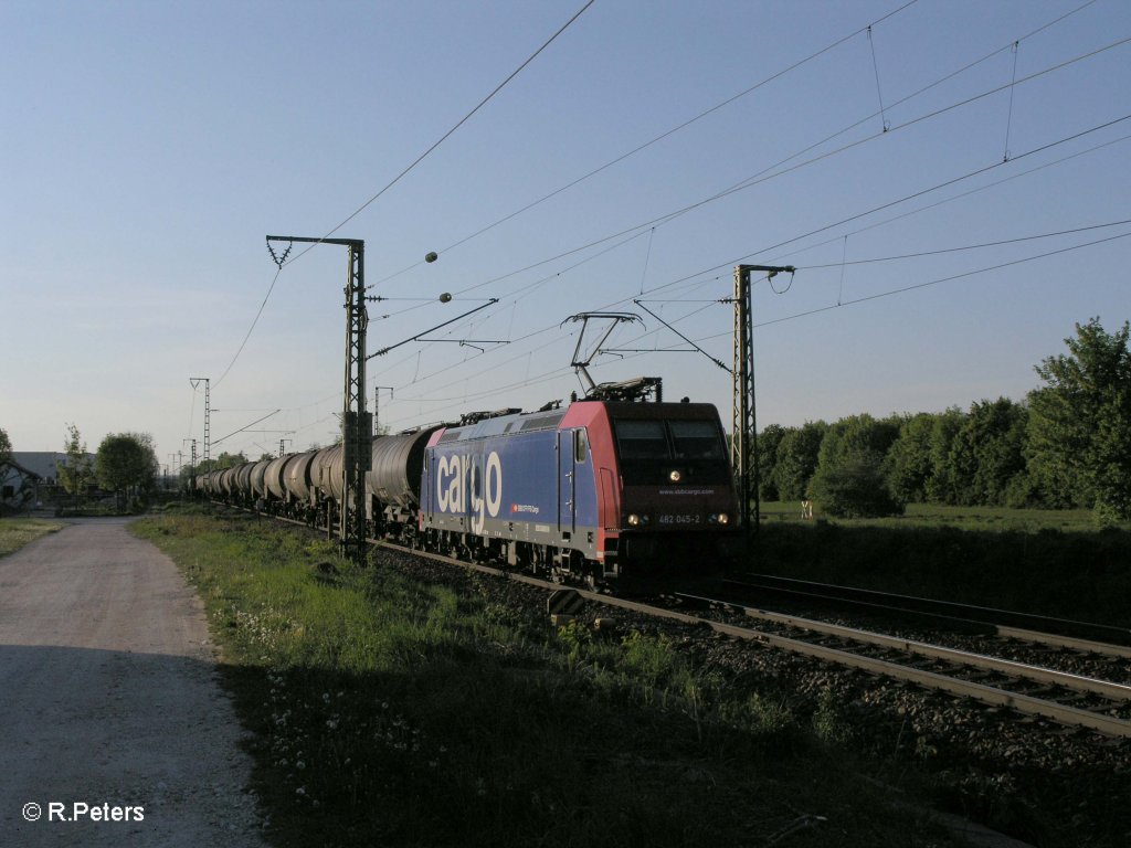 482 045-2 mit Kesselzug bei Obertraubling. 07.05.11