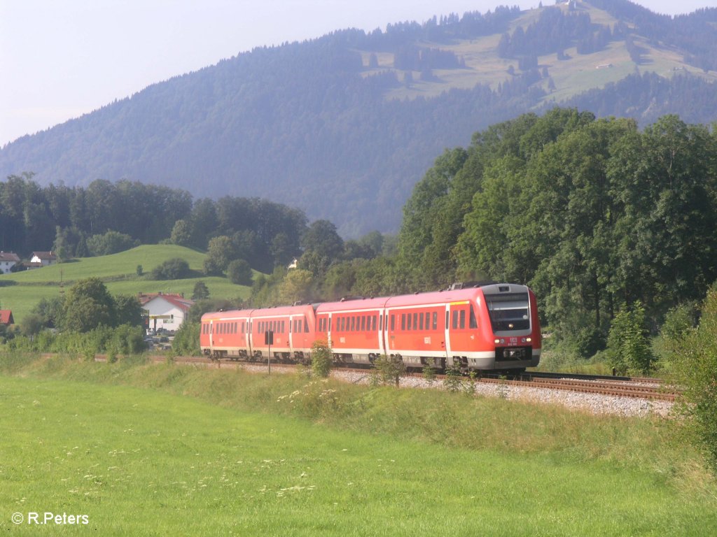 612 080 und 612 081 ziehen als RE32735 Buchloe bei Flecken kurz hinter Stein im Allgu. 01.08.09
