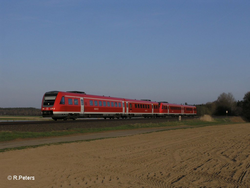 612 154 + 095 ziehen als RE3696 Gera bei Oberteich vorbei. 24.04.10