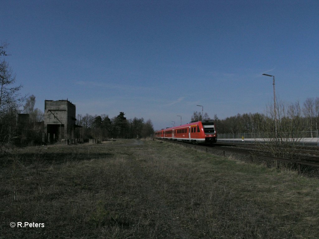 612 595 und 612 154 ziehen in Wiesau/Oberpfalz am Basaltwerk vorbei mit dem RE 3695 Regensburg vorbei.24.04.10