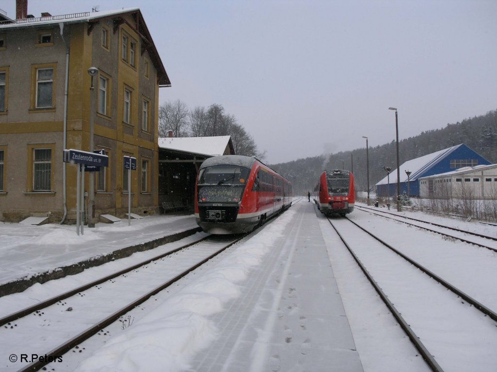 642 563-7 als RB 16462 Gera HBF und 612 098-4 als RE3640 Gera HBF in Zeulenroda unt. BF 19.12.09
