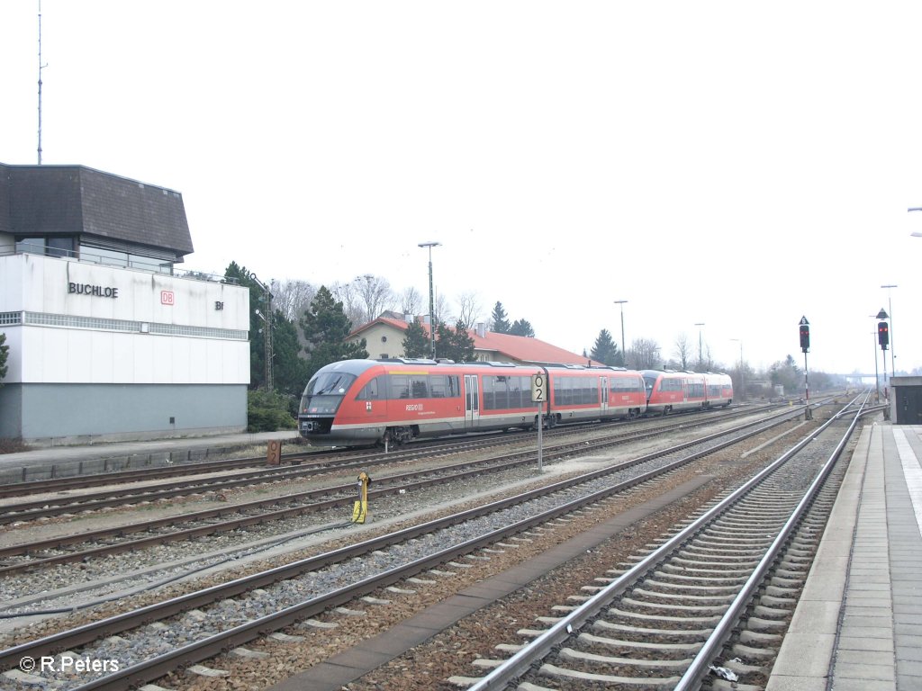 642 585-4 verlsst Buchloe mit den RE32738 Lindau RE32657 Oberstdorf. 04.04.09

