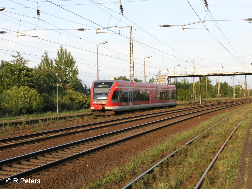 646 013 rollt langsam an den Bahnsteig in Saamund. 17.08.08