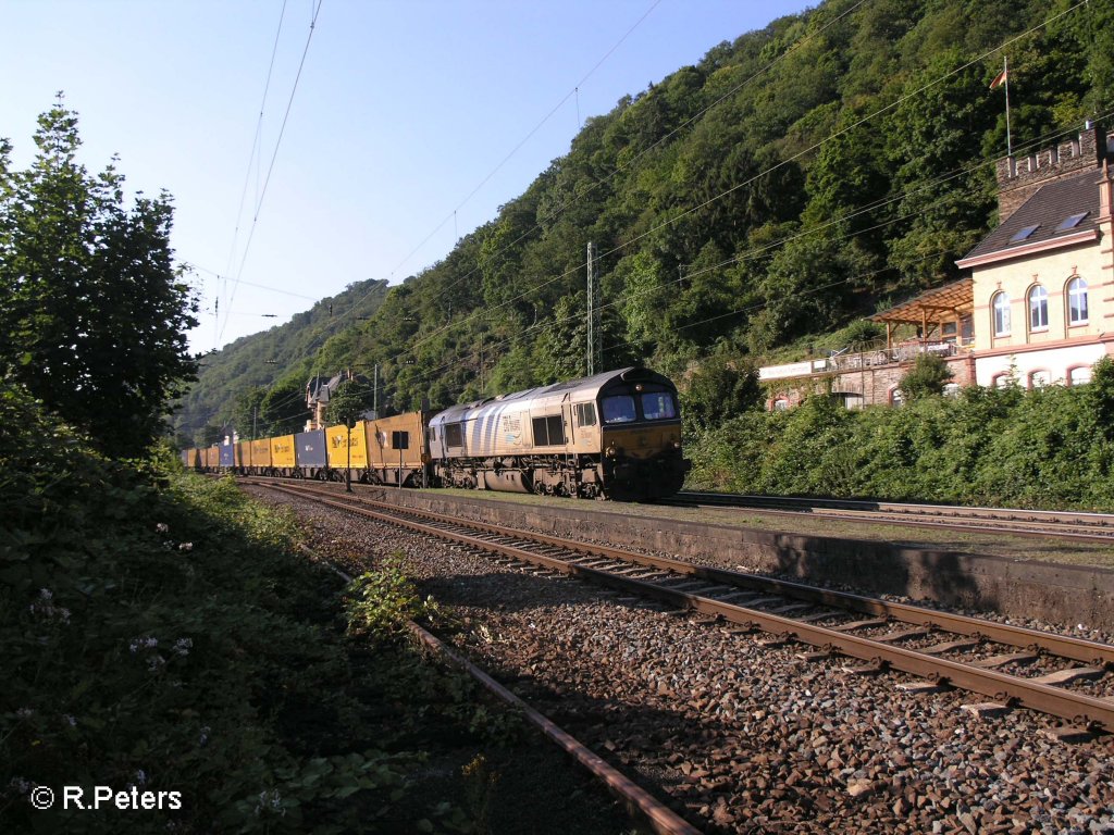 6613 zieht bei Bacharach ein Containerzug die Linke Rheinstrecke rauf. 24.07.08