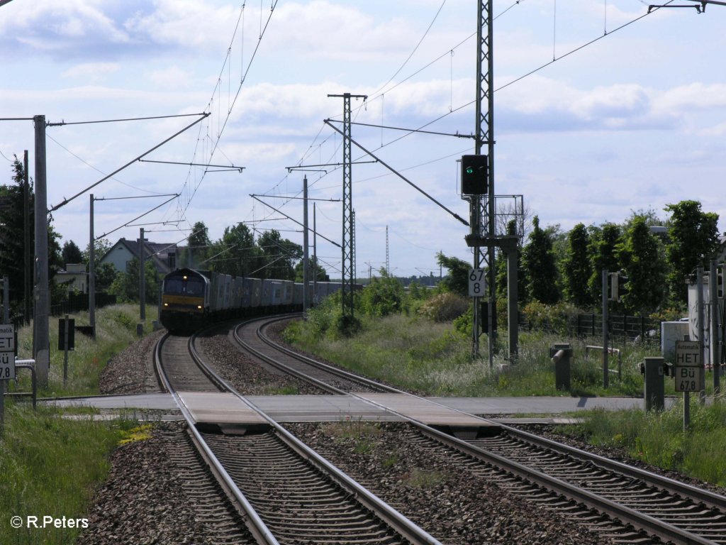 6614 zieht ein Containerzug durch die Kurve in Jacobsdorf(Mark) nach Frankfurt/Oder. 29.05.09