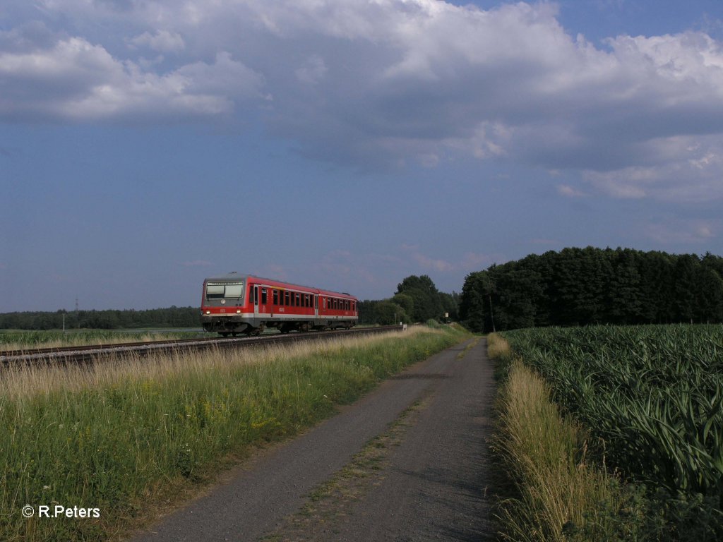 928 411 mit Schlerverstrkungszug bei Oberteich nach Marktredwitz. 16.07.10