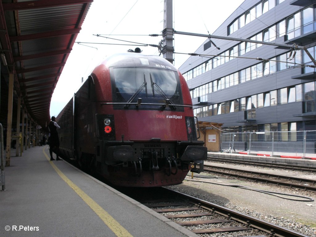 Am Railjet 60 nach Mnchen hngt der Steuerwagen 80-90 705.
